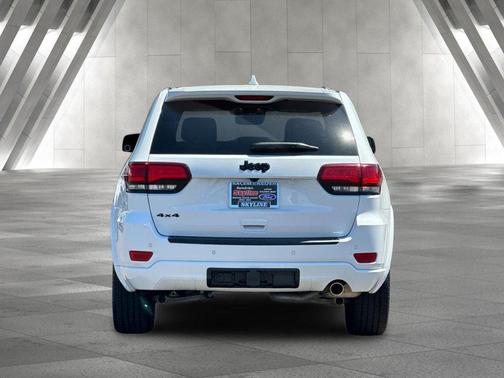 Bright White Clearcoat 2022 Jeep Grand Cherokee Laredo