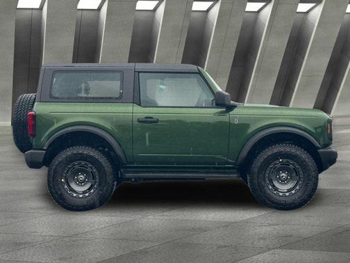 Eruption Green Metallic 2025 Ford Bronco Base