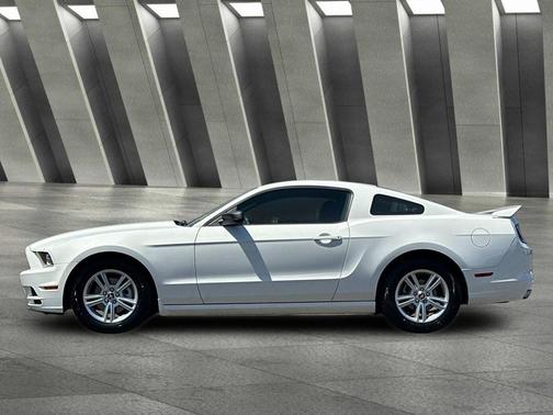 Performance White 2013 Ford Mustang V6