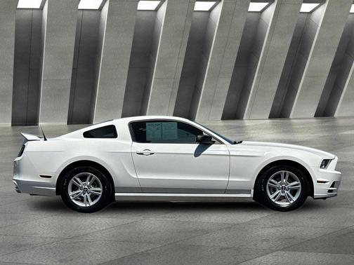 Performance White 2013 Ford Mustang V6