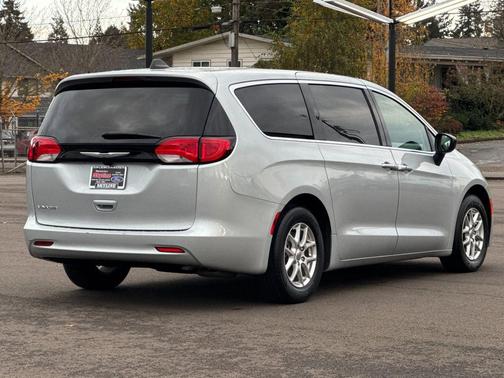 2024 Chrysler Voyager LX