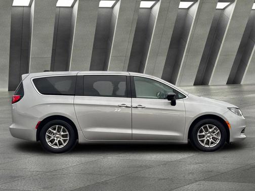 2024 Chrysler Voyager LX