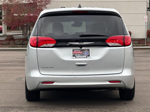 2024 Chrysler Voyager LX