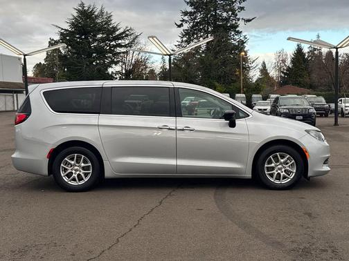 2024 Chrysler Voyager LX