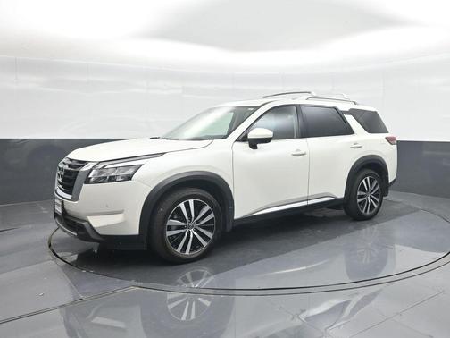 White 2024 Nissan Pathfinder Platinum