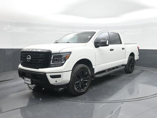 2023 Nissan Titan SV