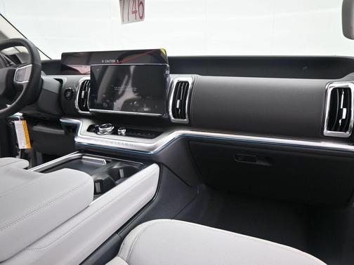 Star White 2026 Ford Expedition Max Platinum