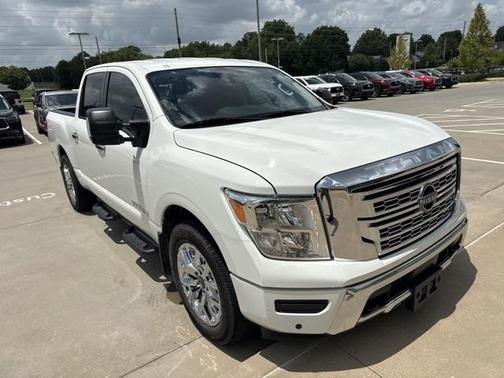 2023 Nissan Titan SV