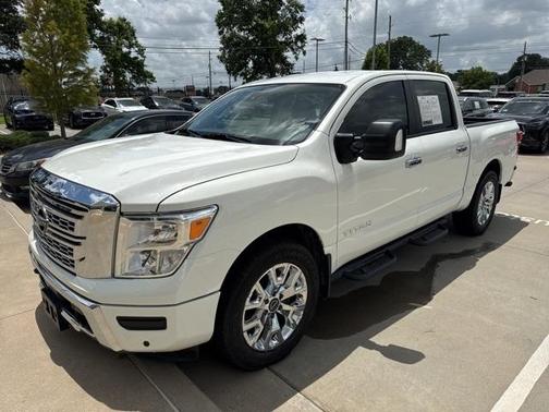 2023 Nissan Titan SV