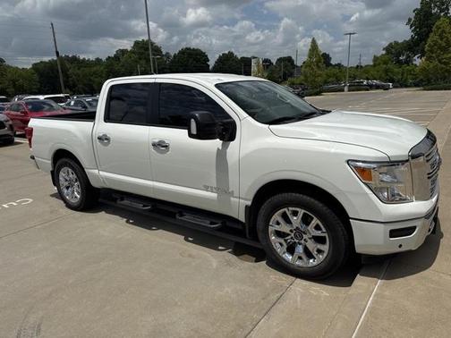 2023 Nissan Titan SV