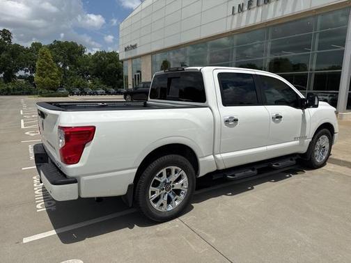 2023 Nissan Titan SV
