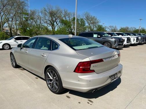 2018 Volvo S90 T5 Momentum