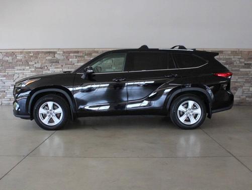 Black 2022 Toyota Highlander LE