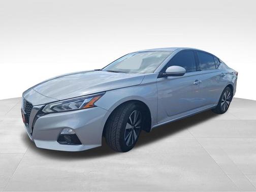 Brilliant Silver Metallic 2022 Nissan Altima 2.5 SL