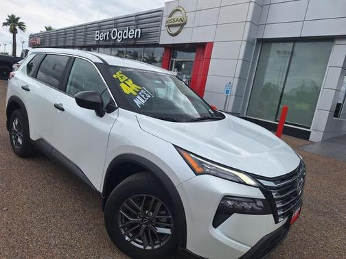 Everest White P 2025 Nissan Rogue S