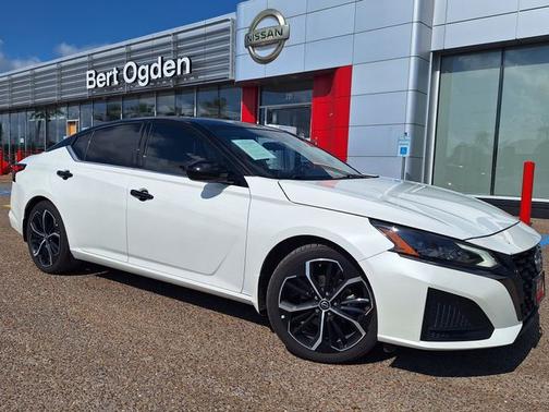 White 2024 Nissan Altima 2.5 SR