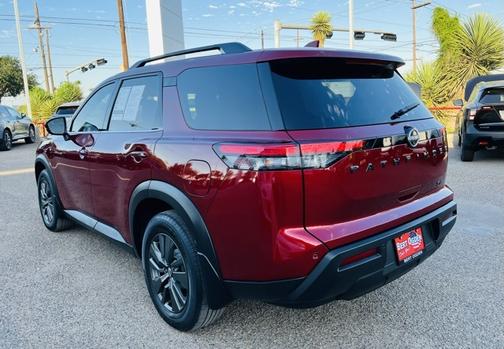 2022 Nissan Pathfinder SV