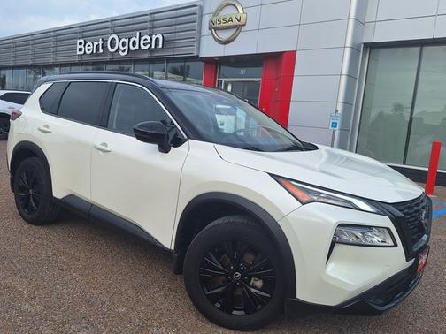 2 Tone White / Black Roof 2023 Nissan Rogue SV