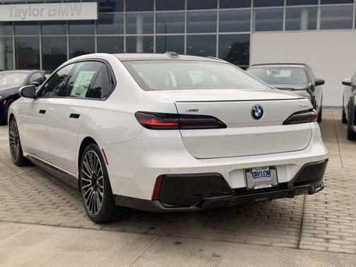 2026 BMW 750e i xDrive