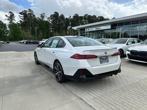 Mineral White Metallic 2026 BMW 530 530i