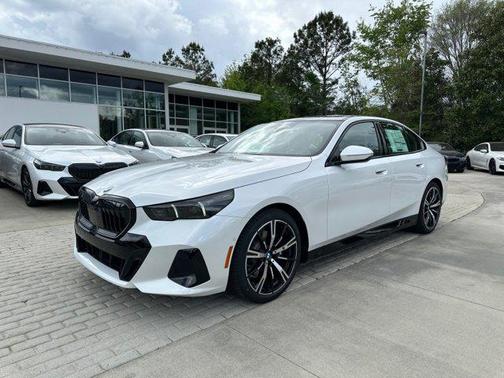 Mineral White Metallic 2026 BMW 530 530i