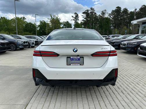 Mineral White Metallic 2026 BMW 530 530i