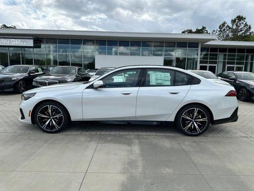 Mineral White Metallic 2026 BMW 530 530i