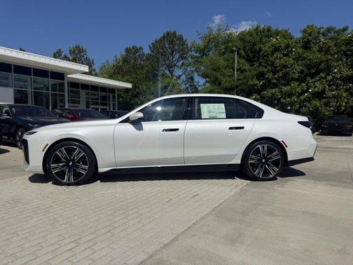 Mineral White Metallic 2026 BMW i7 xDrive60