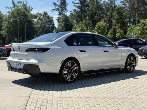Mineral White Metallic 2026 BMW i7 xDrive60