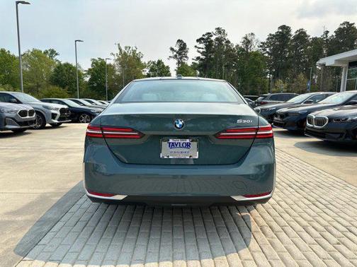 Cape York Green Metallic 2026 BMW 530 530i