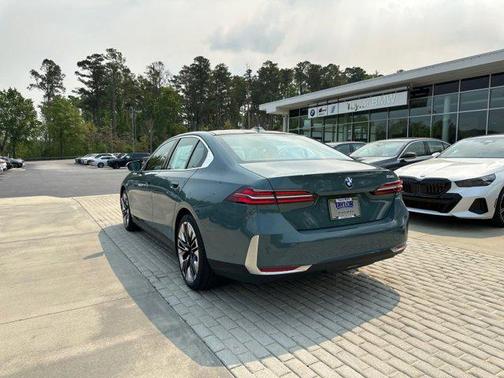 Cape York Green Metallic 2026 BMW 530 530i