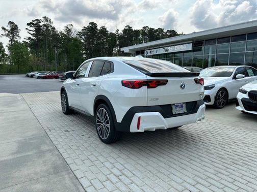 Alpine White 2026 BMW X2 xDrive28i