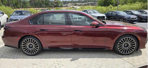 Aventurin Red Metallic 2026 BMW 740 740i
