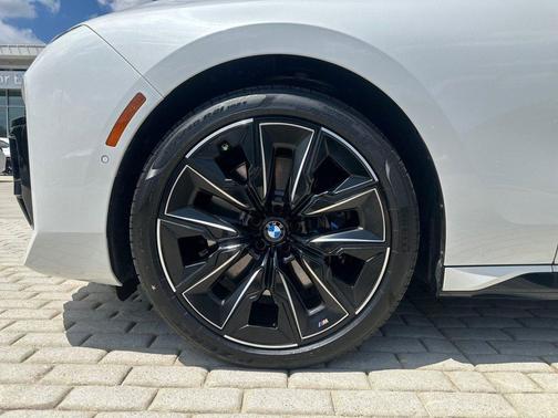 Mineral White Metallic 2025 BMW 740 740i