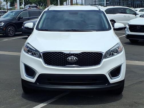 WHITE 2017 Kia Sorento LX