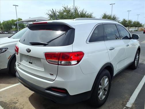 WHITE 2017 Kia Sorento LX