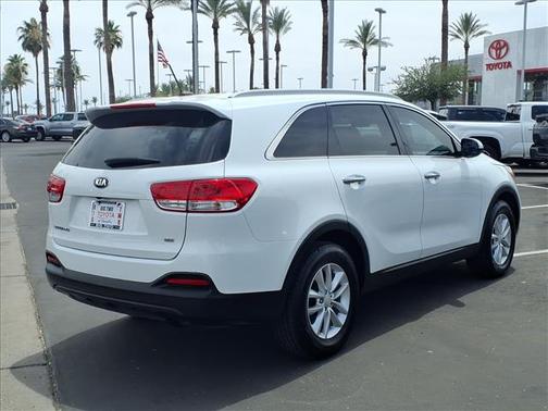 WHITE 2017 Kia Sorento LX