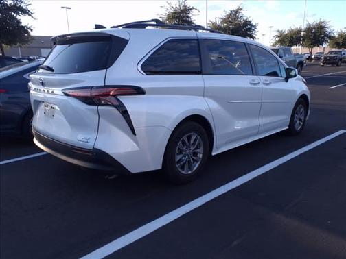 2022 Toyota Sienna XLE 8 Passenger