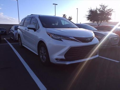 2022 Toyota Sienna XLE 8 Passenger