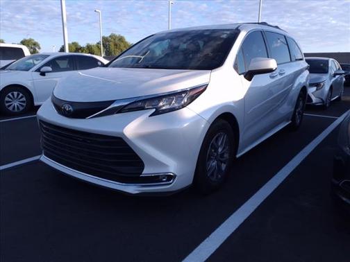 2022 Toyota Sienna XLE 8 Passenger