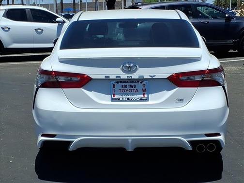 Super White 2018 Toyota Camry SE