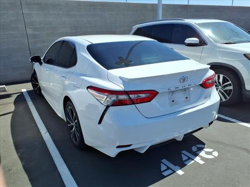 Super White 2018 Toyota Camry SE