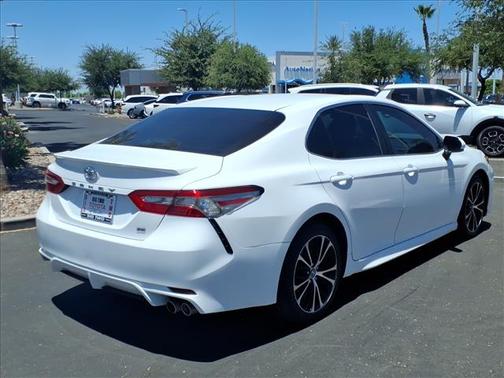 Super White 2018 Toyota Camry SE
