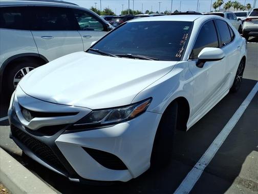 Super White 2018 Toyota Camry SE