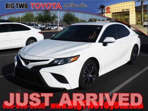 Super White 2018 Toyota Camry SE
