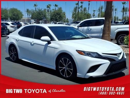 Super White 2018 Toyota Camry SE