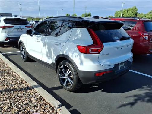 2022 Volvo XC40 T5 R-Design