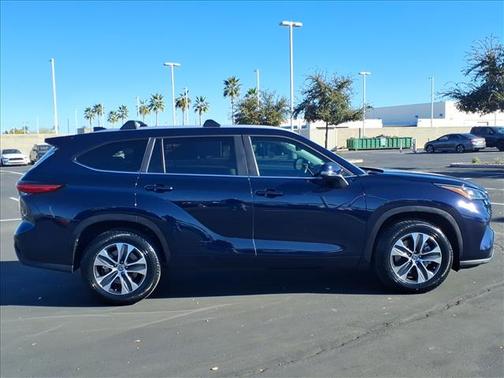 2023 Toyota Highlander Harvest Beige SofTex