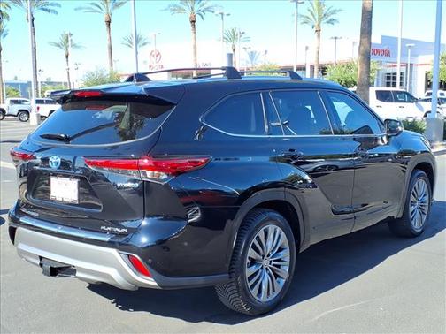 BLACK 2023 Toyota Highlander Hybrid Platinum