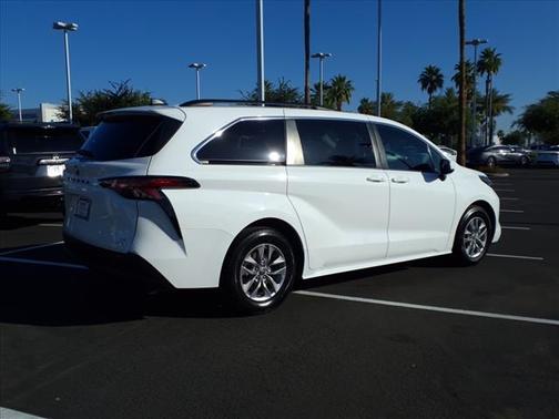 2022 Toyota Sienna LE